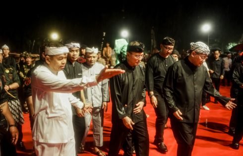 Gubernur Dedi Mulyadi Hadiri Kirab Mahkota Binokasih, Ribuan Warga Padati Astana Gede Kawali