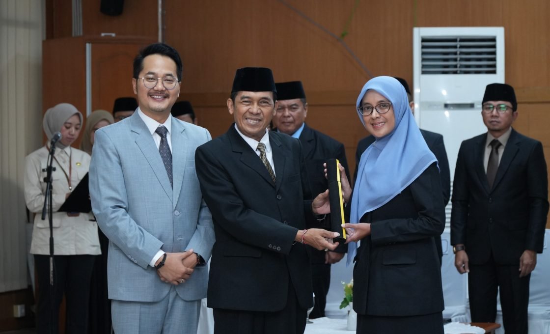 Wali Kota Cimahi Lantik Pejabat, Tekankan ASN Adaptif dan Pelayanan Digital