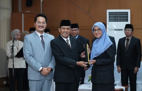 Wali Kota Cimahi Lantik Pejabat, Tekankan ASN Adaptif dan Pelayanan Digital
