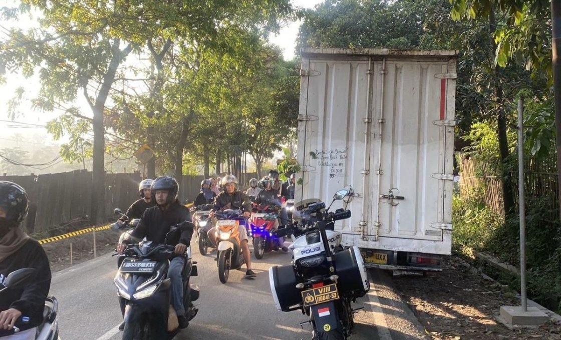 Polisi Lakukan Evakuasi dan Pengaturan Lalu Lintas Truk Mogok Picu Kemacetan Parah di TPA Pasir Bajing Leles