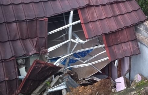 Longsor Hantam Rumah di BMI 3 Ciambar, Satu Keluarga Mengungsi