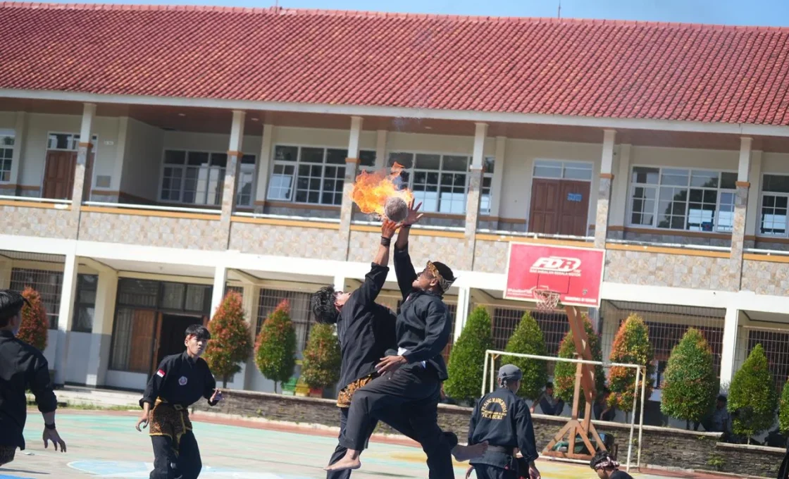Ponpes Dzikir Al-Fath Tampilkan Warisan Budaya Tak Benda di SMAN 1 Sukabumi