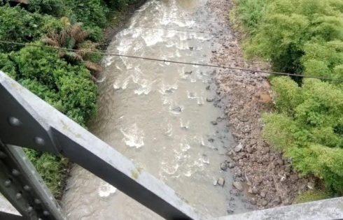 Seorang Pria Paruh Baya Diduga BunDir Melompat Dari Jembatan Cirahong