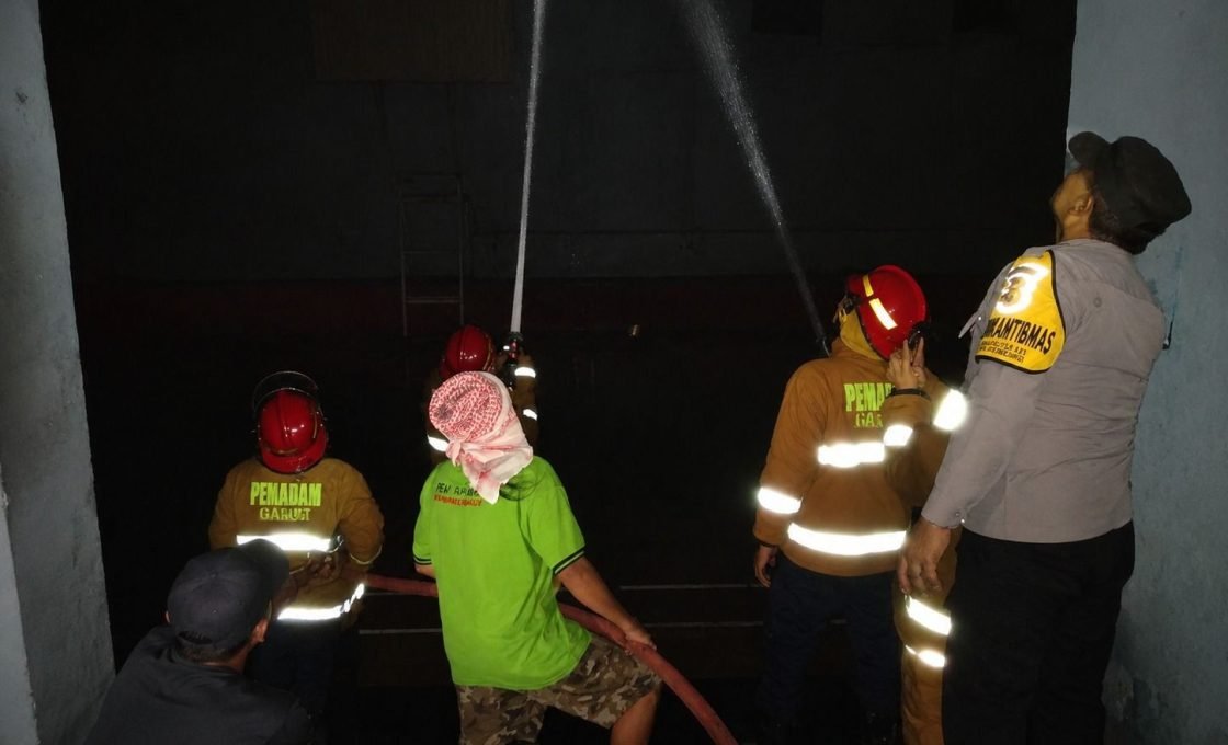 Polsek Pasirwangi Bersama Damkar Padamkan Kebakaran GOR di Pasirwangi