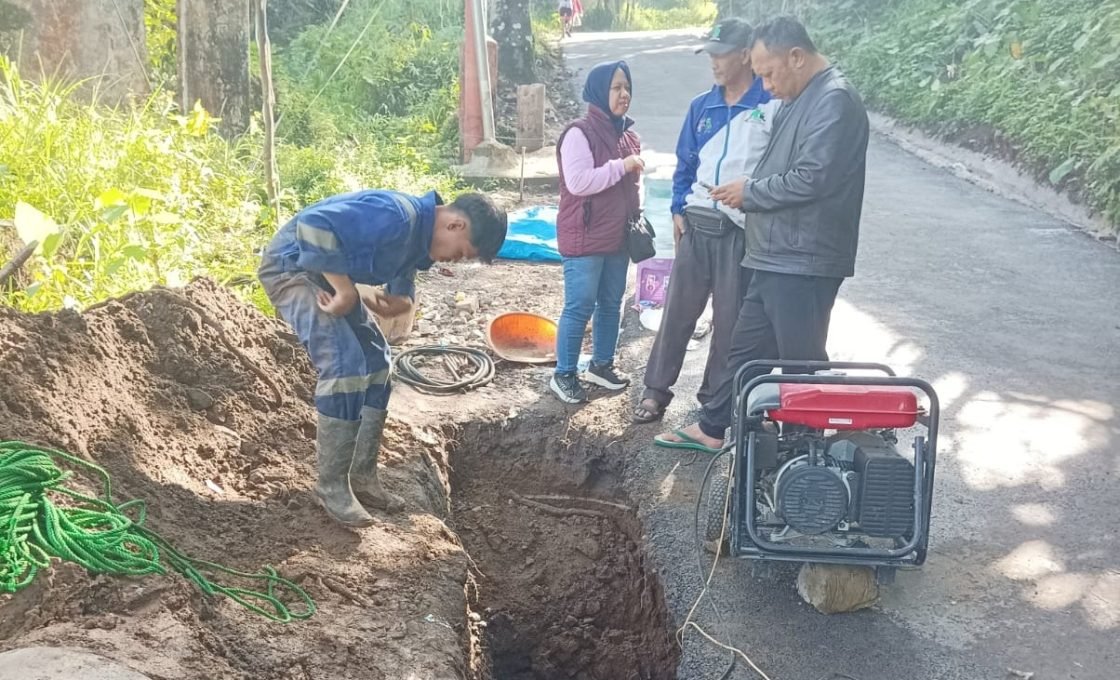 Pipa PDAM Bocor, Distribusi Air Warga Terganggu, Petugas Perumda PDAM TBW Sigap Lakukan Penanganan