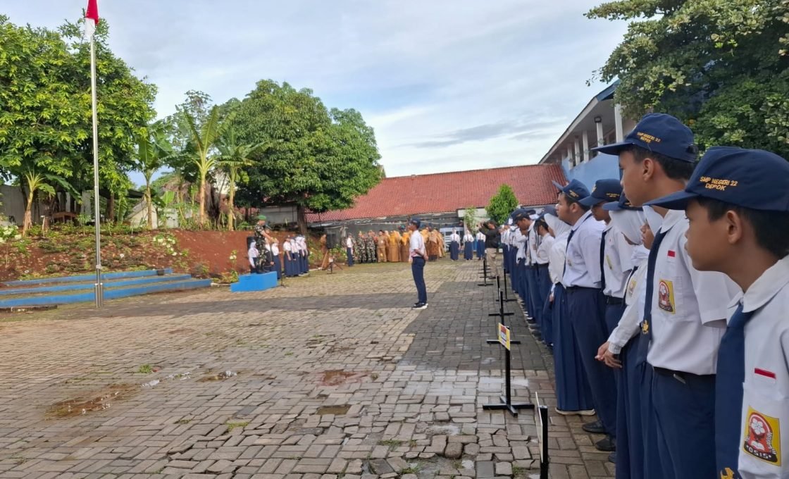 Dandim 0508/Depok Pimpin Upacara di SMPN 22, Ajak Siswa Jaga Disiplin dan Nasionalisme