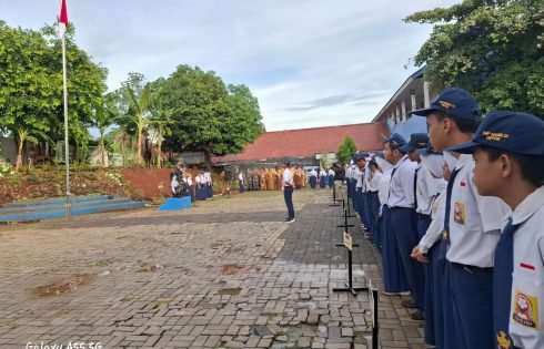 Dandim 0508/Depok Pimpin Upacara di SMPN 22, Ajak Siswa Jaga Disiplin dan Nasionalisme