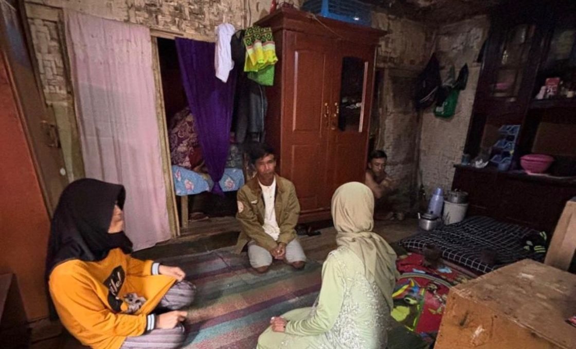 Kunjungi dan Beri Bantuan Penerima Rutilahu, Anggota DPRD Garut Terharu Lihat Lansia Disabilitas Tinggal di Rumah Tak Layak