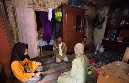 Kunjungi dan Beri Bantuan Penerima Rutilahu, Anggota DPRD Garut Terharu Lihat Lansia Disabilitas Tinggal di Rumah Tak Layak