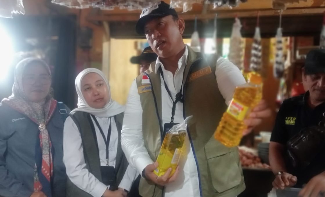 Monitoring Bantuan Pangan di Sukabumi, Dirut Bulog Turun Langsung Cek Timbangan Beras