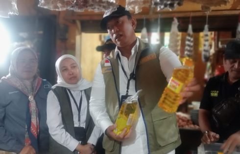 Monitoring Bantuan Pangan di Sukabumi, Dirut Bulog Turun Langsung Cek Timbangan Beras