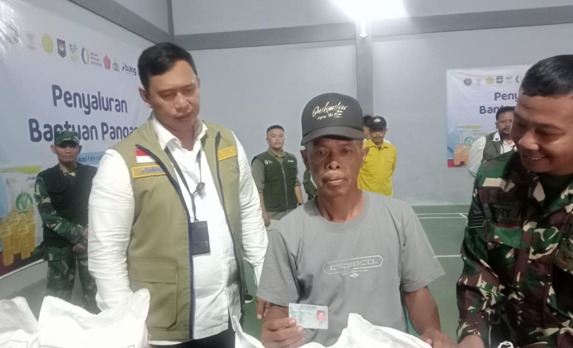 Dirut BULOG Pastikan Bantuan Pangan di Desa Cisaat Tepat Sasaran