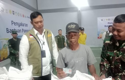 Dirut BULOG Pastikan Bantuan Pangan di Desa Cisaat Tepat Sasaran