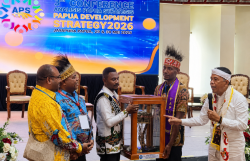 KDM Terima Replika Rumah Pohon Korowai, Simbol Pelestarian Hutan Papua