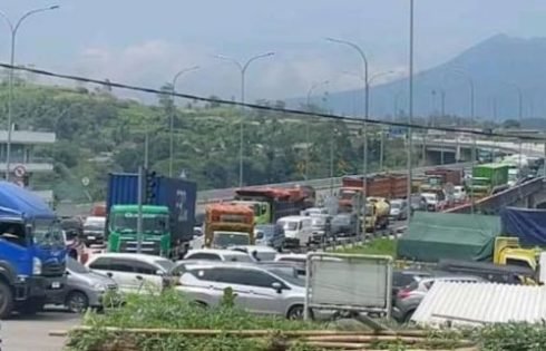 Libur Panjang, Arus Wisata Picu Kemacetan Parah di Exit Tol Parungkuda