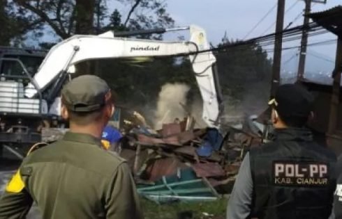 Pastikan Tidak Ada Lagi Bangunan Liar Berdiri Pasca Pembongkaran, Satpol PP dan Damkar Cianjur, Rutin Melakukan Patroli