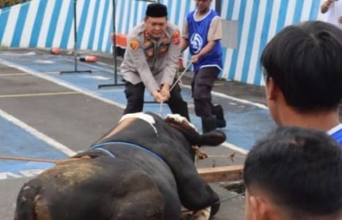 Polres Ciamis Bagikan 3.000 Paket Daging Kurban Untuk Masyarakat