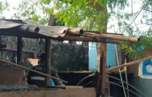 Petugas Gabungan Bongkar 29 Bangunan Liar di Bantaran Kanal Banjir Barat Tanah Abang