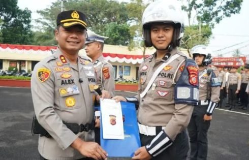 Kapolres Cianjur Berikan Penghargaan Kepada Personel dan Masyarakat Berprestasi