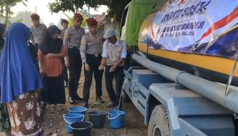 Kekeringan Mulai Mengancam, Polres Tasikmalaya Salurkan 8.000 Liter Air Bersih ke Warga