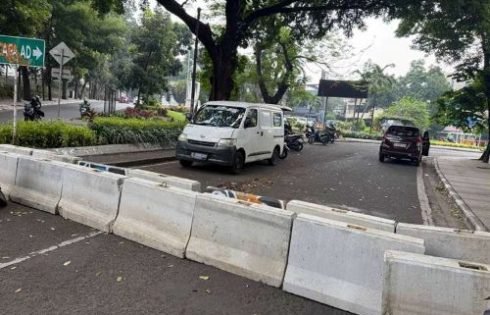 Kurangi Resiko Kecelakaan, Pemkot. Bandung Pasang 20 Unit Concrete Barrier di Kawasan Taman Cipaganti