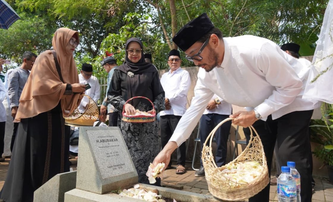 Bupati Bandung Barat Ziarah Ke Makam H. Abubakar dan H. Endang Anwar