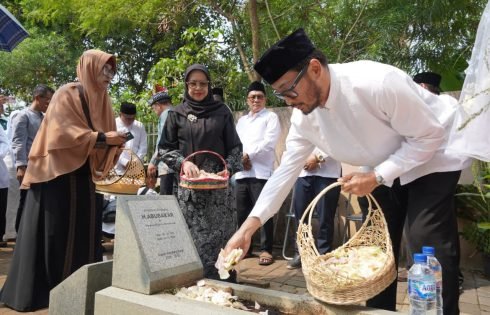 Bupati Bandung Barat Ziarah Ke Makam H. Abubakar dan H. Endang Anwar