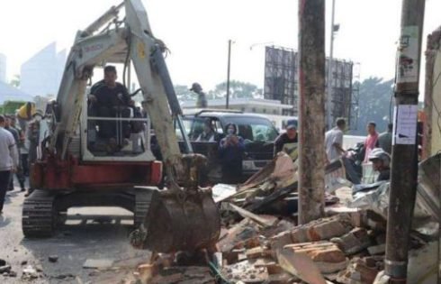 Pemkot Bandung Tertibkan 63 Bangunan Liar di Kawasan Dipati Ukur