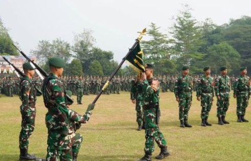Bupati Sukabumi Lepas Satgas Pamtas RI – Malaysia Yon Armed 13/Nanggala