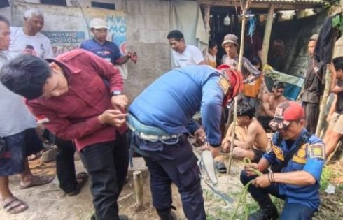 Dinas Damkar Kabupaten Sukabumi Evakuasi Warga yang Terjatuh ke Sumur di Cibadak