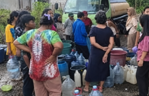 Kemarau Mulai Menggigit, PDAM Tirta Intan Garut Salurkan Air Bersih Gratis Untuk Warga Terdampak Kekeringan