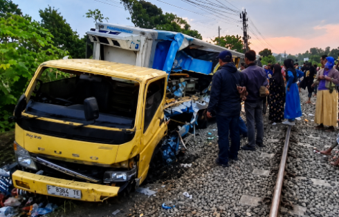 KA Pangrango Hantam Truk di Perlintasan Tanpa Palang, Pemotor Tewas Tertimpa Kendaraan
