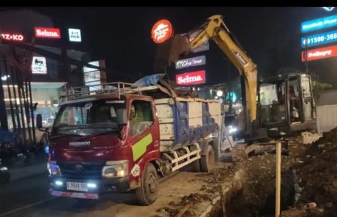 Rp. 1,1 Miliar Untuk Atasi Banjir, DPUPR Depok Benahi Drainase Jalan Raya Sawangan 60 Hari