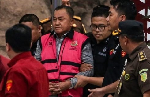 Kenakan Rompi Merah Muda, Tiga Mantan Petinggi BGN Digelandang ke Tahanan Kejagung