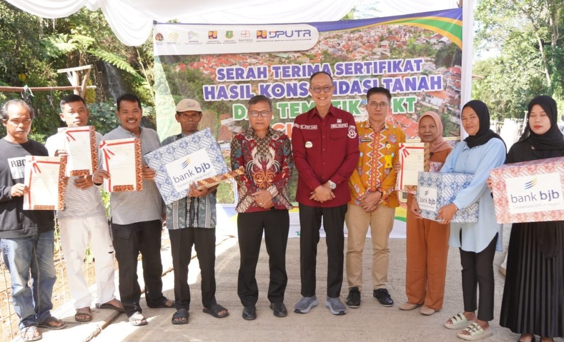 Pemkot Sukabumi Tuntaskan Penataan Kawasan Cipelang, 60 Kepala Keluarga Terima Sertifikat Hak Milik