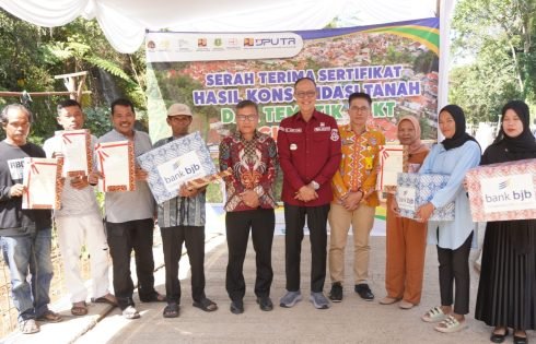 Pemkot Sukabumi Tuntaskan Penataan Kawasan Cipelang, 60 Kepala Keluarga Terima Sertifikat Hak Milik