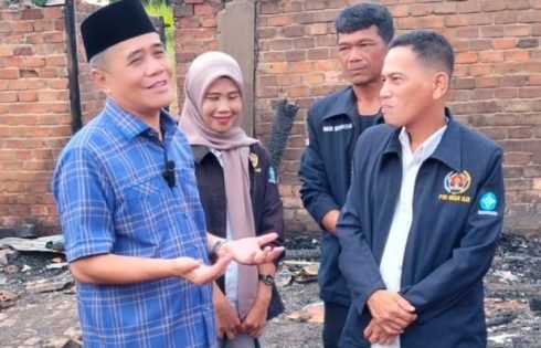 Wabup  OI Ardani  Tinjau Langsung Lokasi Rumah Sekjen PWI OI Yang Terbakar Di Desa Pulau Semambu