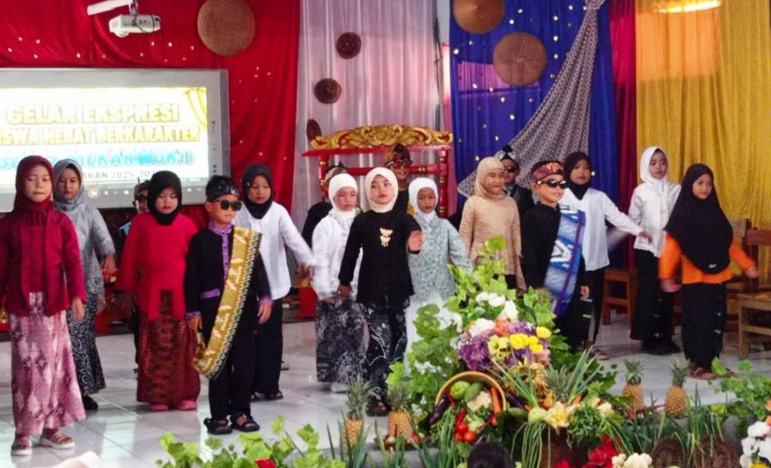 Kepala SDN 2 Mekarmukti, Drs Yoyo Taryono, Pimpin Pelepasan Siswa Kelas VI