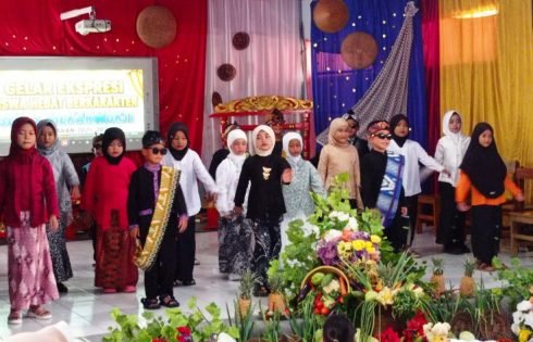 Kepala SDN 2 Mekarmukti, Drs Yoyo Taryono, Pimpin Pelepasan Siswa Kelas VI