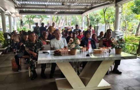 Ramai – Ramai Nonton Bola Piala Dunia 2026, Koramil 03/Sukmajaya dan Warga Rajut Kebersamaan di Sukmajaya