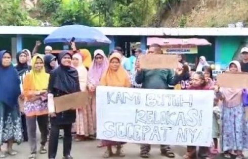 Lima Bulan Menunggu Tanpa Kepastian, Emak – Emak Korban Longsor di Sukabumi Turun ke Jalan Tagih Janji Relokasi