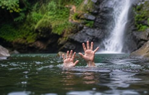 Wisatawan Tewas Tenggelam di Curug Larangan Ciemas, Diduga Alami Kram Saat Bermain di Pusaran Air