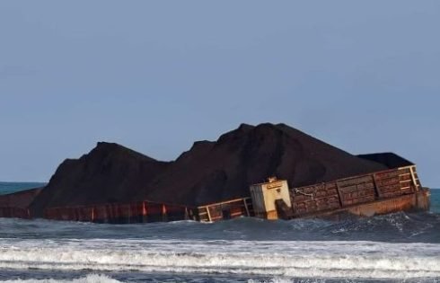 DKP Jabar Uji Kualitas Air Usai Tumpahan 8.100 Ton Batu Bara di Pangandaran
