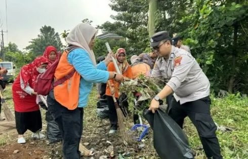 Sinergi ASN-TNI-Polri, Pemkot Depok “Sikat” Sampah dan Semak di Jalan Raya Citayam Cipayung