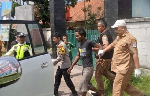 Detik – Detik Evakuasi ODGJ Yang Nyaris Tewas Gara – Gara Tidur di Rel Kereta Api