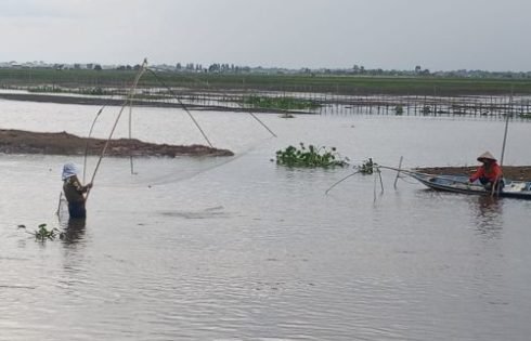 Warga Desa Tanjung Aur Manfaatkan Musim Kemarau Untuk Mencari Ikan di Sungai