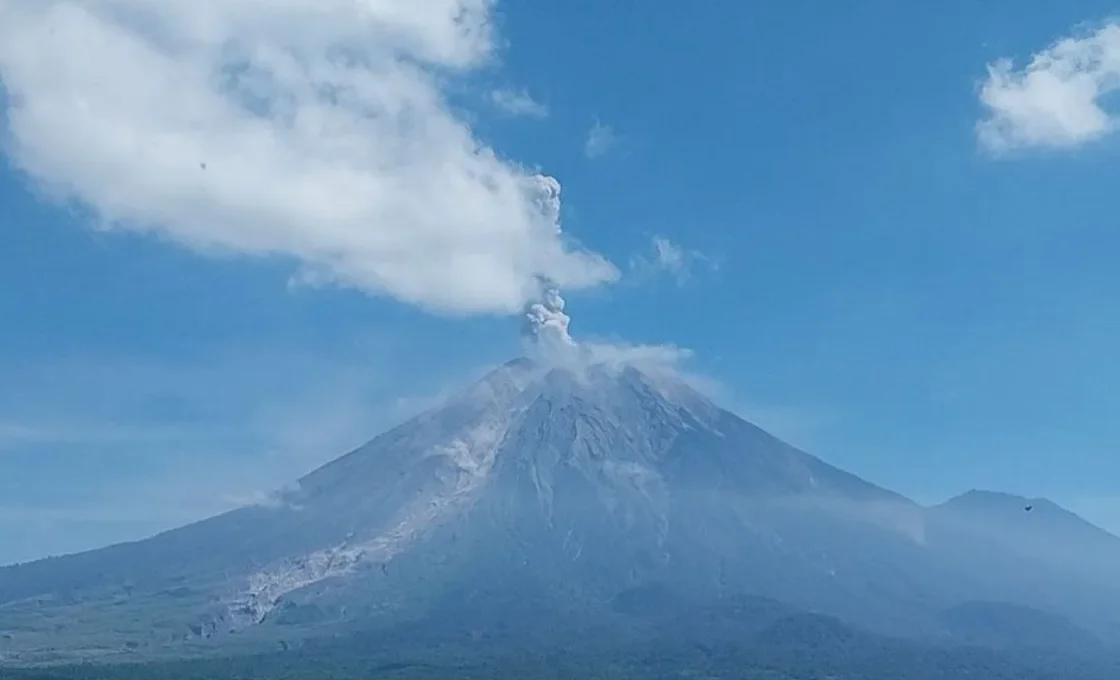 Gunung Semeru Erupsi Tujuh Kali Dalam Sehari, Letusan Capai 1.000 Meter di Atas Puncak