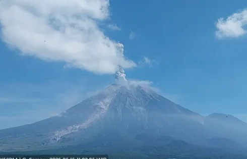 Gunung Semeru Erupsi Tujuh Kali Dalam Sehari, Letusan Capai 1.000 Meter di Atas Puncak