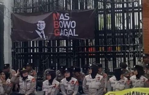 Mahasiswa Bandung Raya Kepung DPRD Jabar, Desak Pemerintah Turunkan BBM Hingga Cabut UU TNI dan Polri