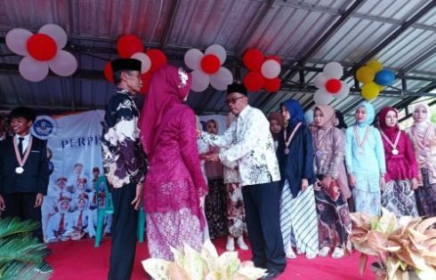 Suasana Suka Cita Warnai Momen Kenaikan Kelas di SDN 1 Kertajaya